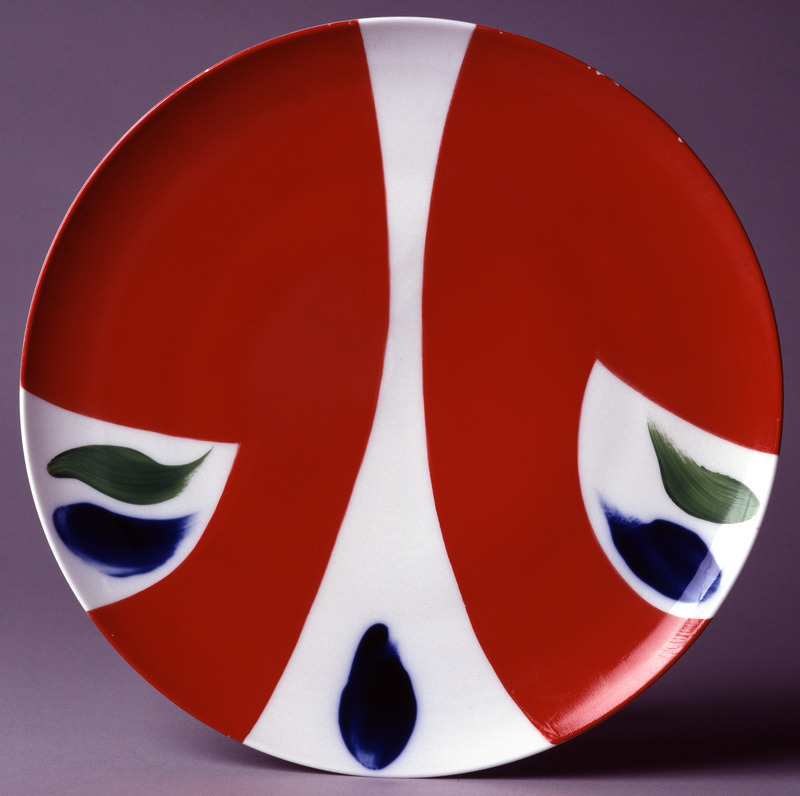 [assiette de présentation à décor de « rideau » rouge, décor peint du service Diane]