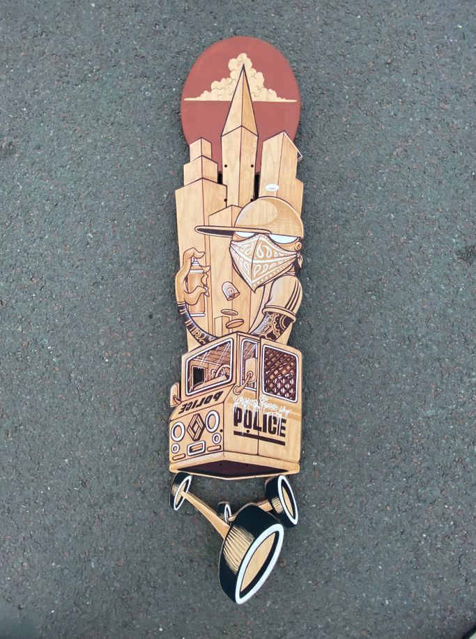 « Woodie » Posca sur planche de skate découpée 