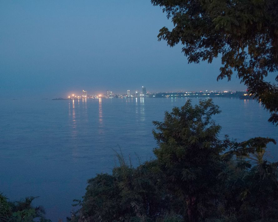 Vue de Kinshasa (RDCongo) depuis Brazzaville.