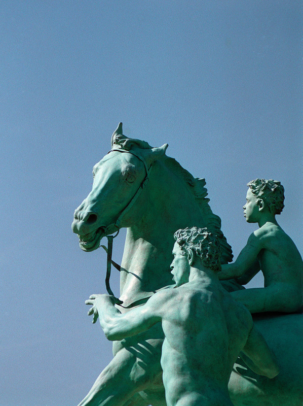 Un homme et son fils à cheval